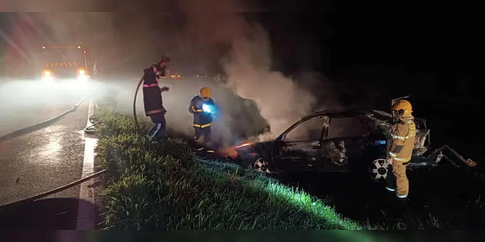Veículo Vectra GLS foi consumido pelas chamas