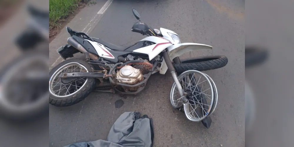 Motociclista teria sido atingido por tora de madeira