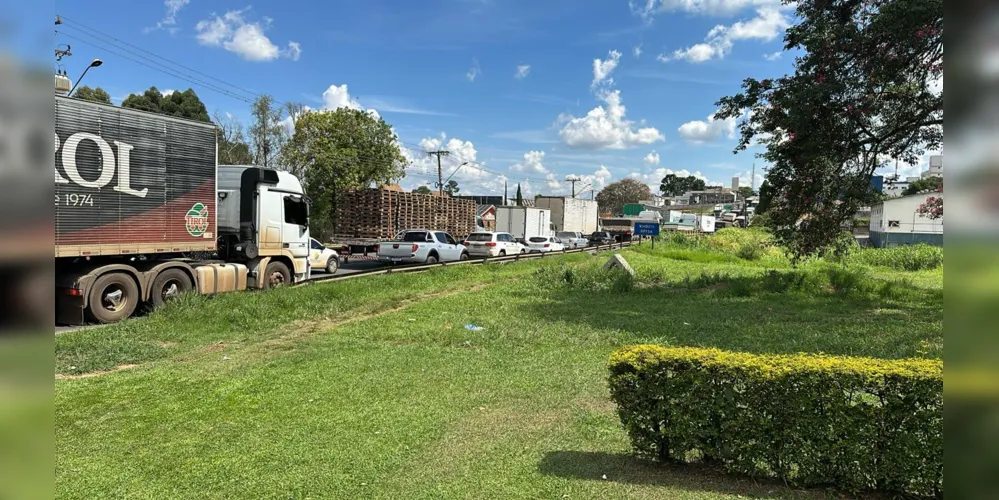 Motoristas que chegam de Carambeí já enfrentam trânsito na rodovia