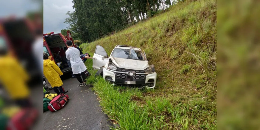 Imagem mostra carro caído no acostamento da pista