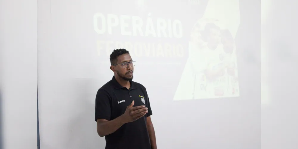 Os jogadores foram recepcionados pelos coordenadores e pelos membros da comissão técnica do time.