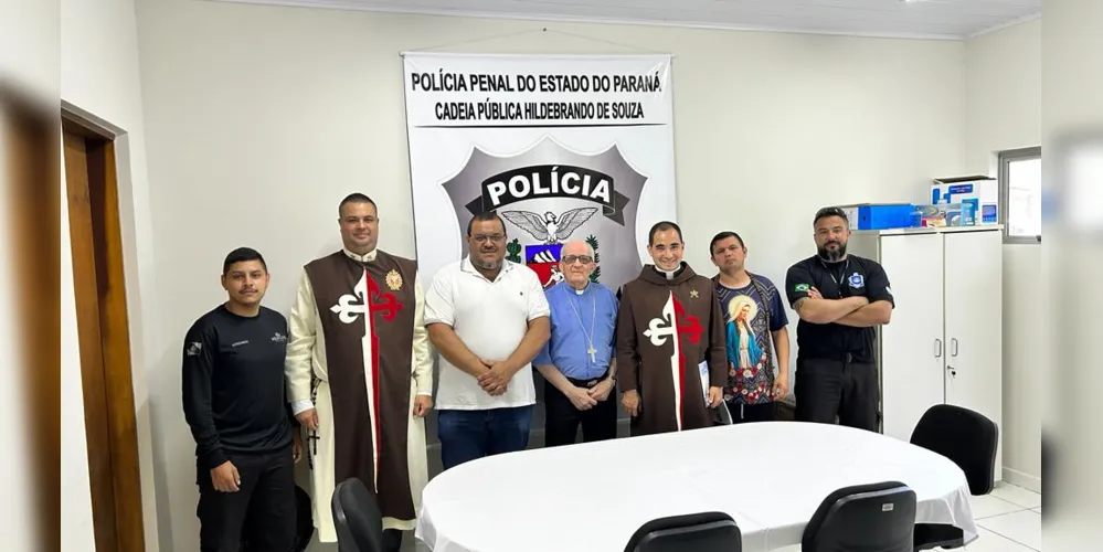 Agentes da Pastoral Carcerária, acompanhados do bispo Dom Sergio Arthur Braschi, visitam o presídio para rezar com os detentos a Novena de Natal