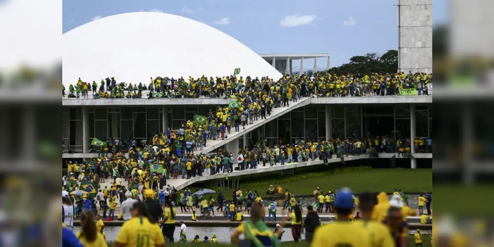 Golpistas em massa invadem principais símbolos da democracia do país