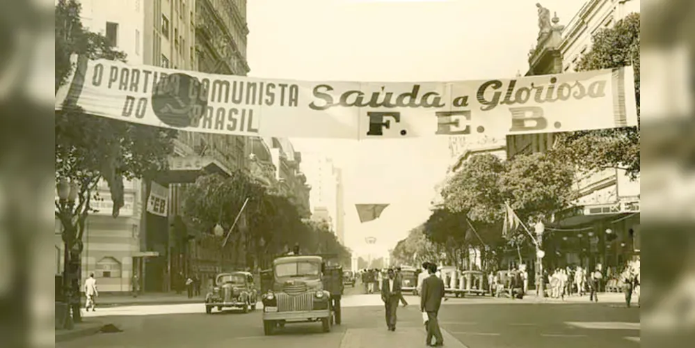Faixas do Partido Comunista com saudações aos pracinhas no retorno ao Brasil, em 1945