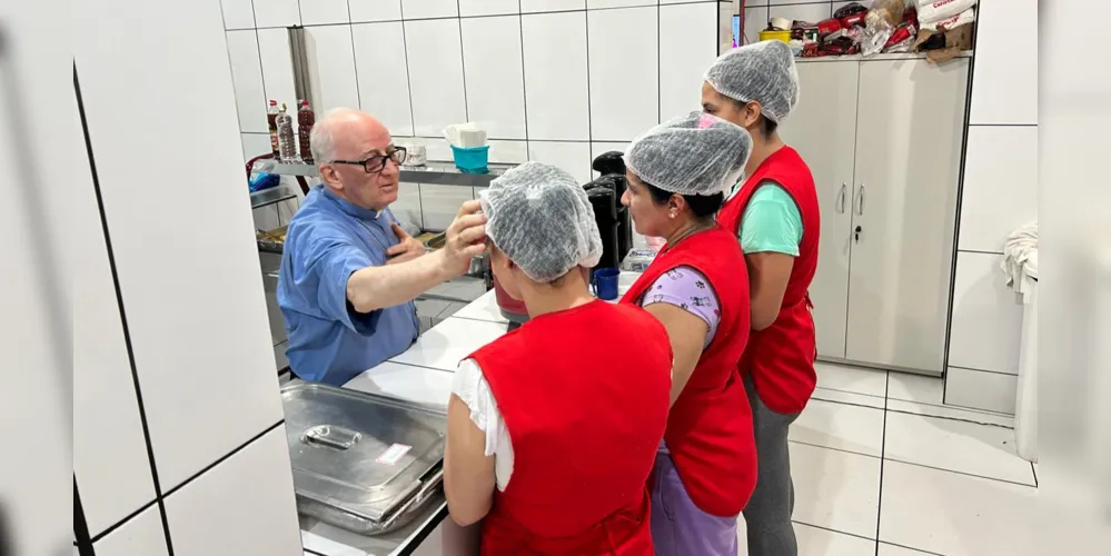 Agentes da Pastoral Carcerária, acompanhados do bispo Dom Sergio Arthur Braschi, visitam o presídio para rezar com os detentos a Novena de Natal