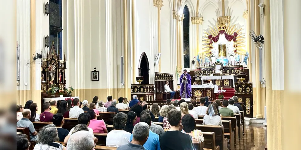 A vigília se iniciou na terça-feira, após a celebração das 18 horas e seguiu até a zero horas de quarta