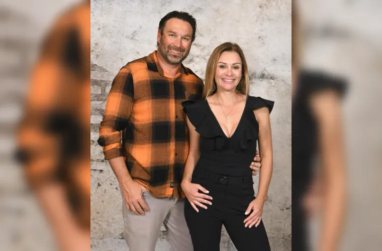 Parabéns ao casal Marcio e Fabia Pauliki, que comemorou 21 anos de casados, celebrando as Bodas de Zircão na última quinta-feira (1). Além disso, hoje é um dia especial para a dinâmica e competente Fabia, que completa mais um ano de vida. Na sexta-feira (2), ela será muito cumprimentada por familiares e amigos. Da coluna RC, enviamos nossos mais sinceros votos de felicidades e realizações para esse casal incrível. Que essas celebrações sejam apenas o começo de muitos momentos felizes e que cada novo ano traga ainda mais alegrias e conquistas para Fabia. Parabéns e que a vida continue a sorrir para vocês!