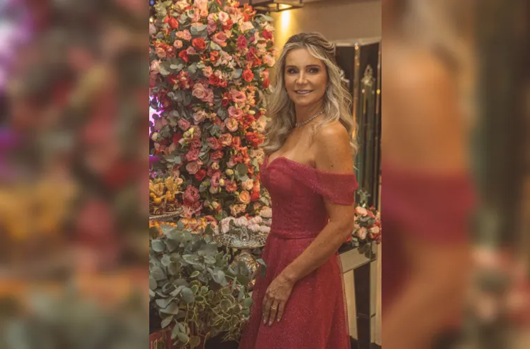 A talentosa empresária Janete Takakusa foi agraciada com inúmeros cumprimentos em virtude da celebração de seu aniversário na última segunda-feira (15). Reconhecida por sua dedicação e conquistas, Janete é alvo dos sinceros votos de felicidades e realizações provenientes da coluna RC. Que esta nova etapa da vida lhe reserve ainda mais sucesso e momentos marcantes. Parabéns, Janete!