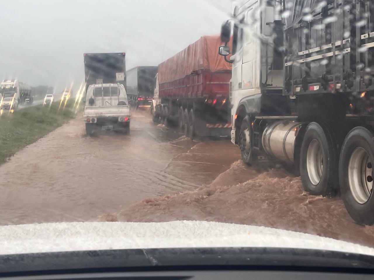 A PR-151 foi uma das rodovias afetadas pela chuva