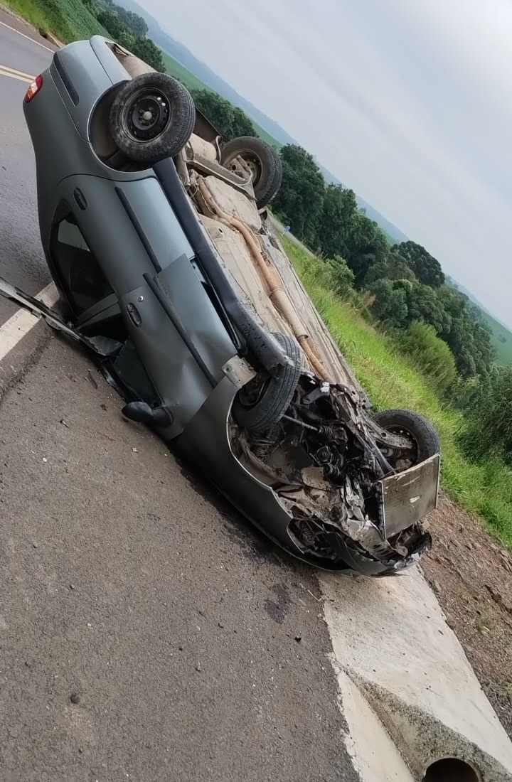Automóvel ficou bastante destruído após o acidente