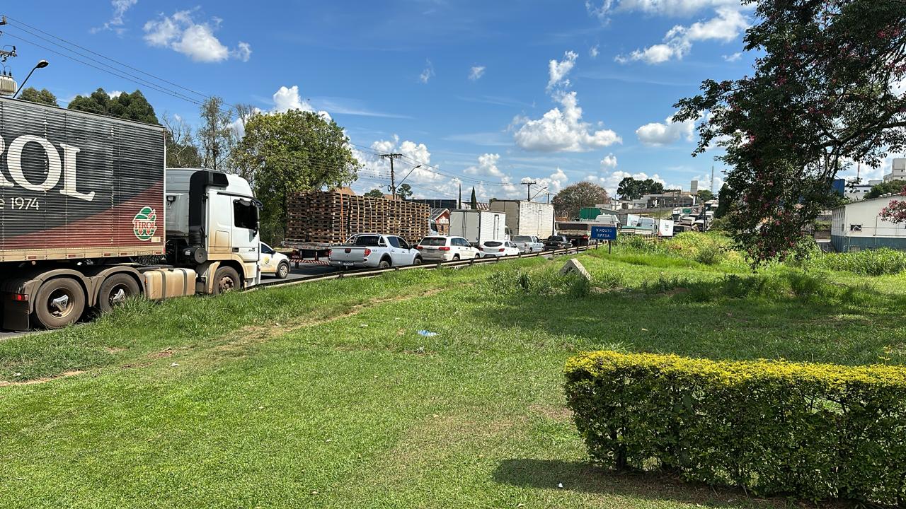 Motoristas que chegam de Carambeí já enfrentam trânsito na rodovia