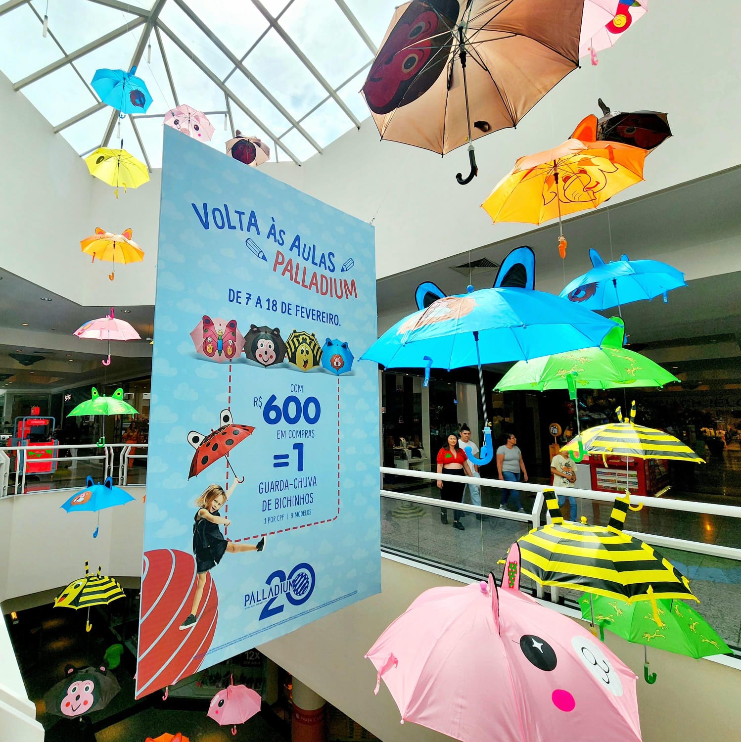 O posto de trocas está localizado no primeiro piso do Shopping, próximo à Toni Toys Brinquedos.