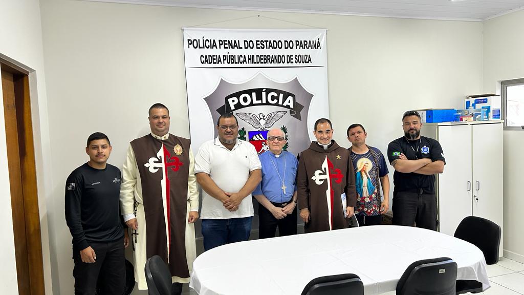 Agentes da Pastoral Carcerária, acompanhados do bispo Dom Sergio Arthur Braschi, visitam o presídio para rezar com os detentos a Novena de Natal