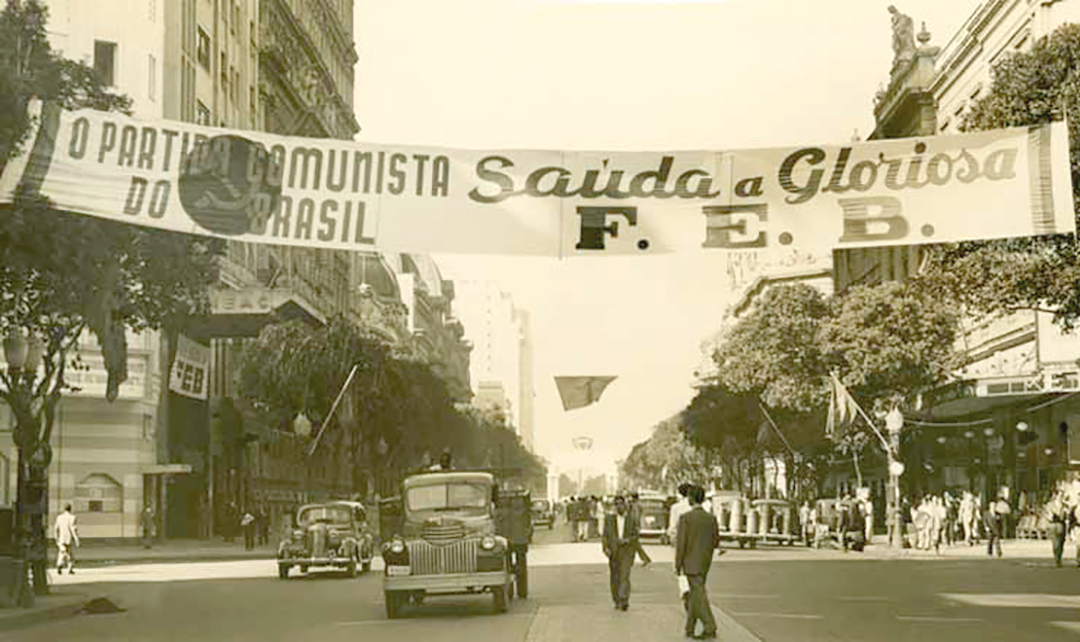 Faixas do Partido Comunista com saudações aos pracinhas no retorno ao Brasil, em 1945