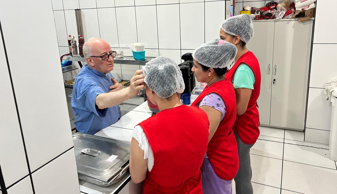 Agentes da Pastoral Carcerária, acompanhados do bispo Dom Sergio Arthur Braschi, visitam o presídio para rezar com os detentos a Novena de Natal