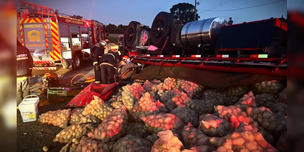Devido ao capotamento, a carga do caminhão ficou espalhada pela pista
