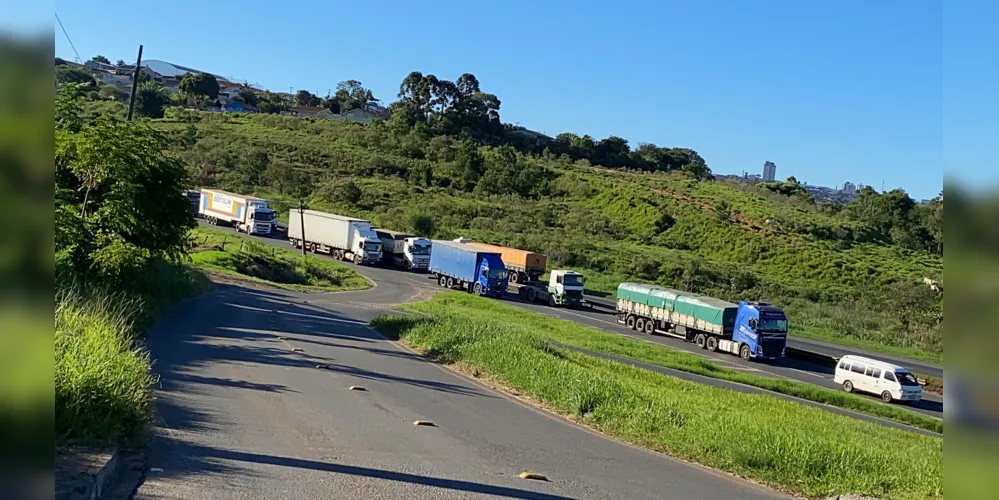 Imagem flagrada pela equipe de reportagem no viaduto do Santa Terezinha mostra congestionamento