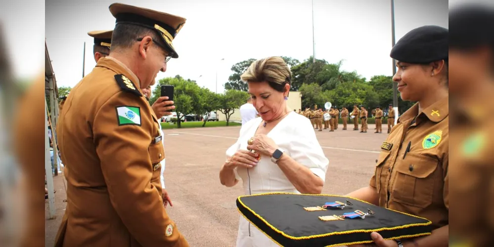 Elizabeth durante a entrega da homenagem, no 1º B.P.M.