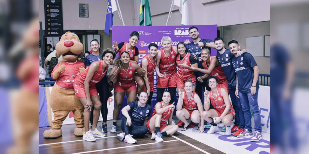 Grupo ponta-grossense celebra vitória com a MVP Nadia ao centro