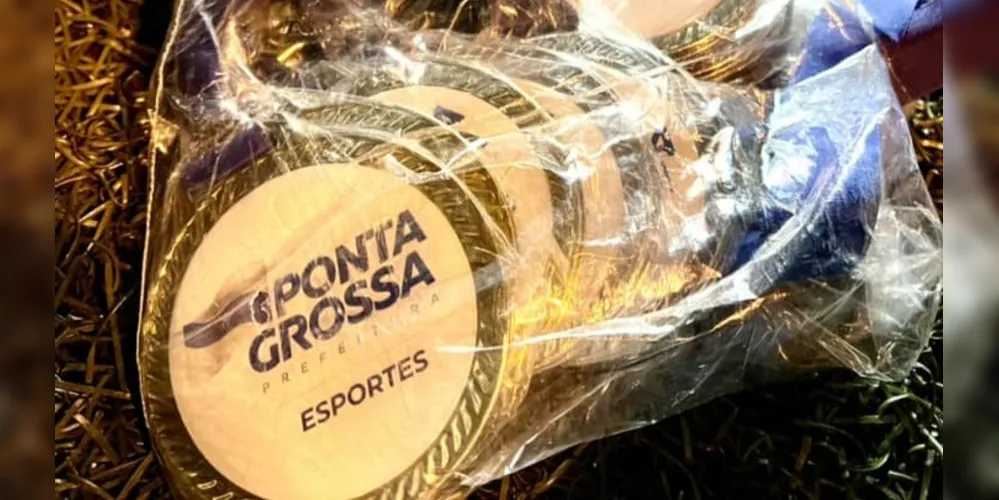 Medalhas entregues por Balansin tem a marca da Prefeitura de Ponta Grossa