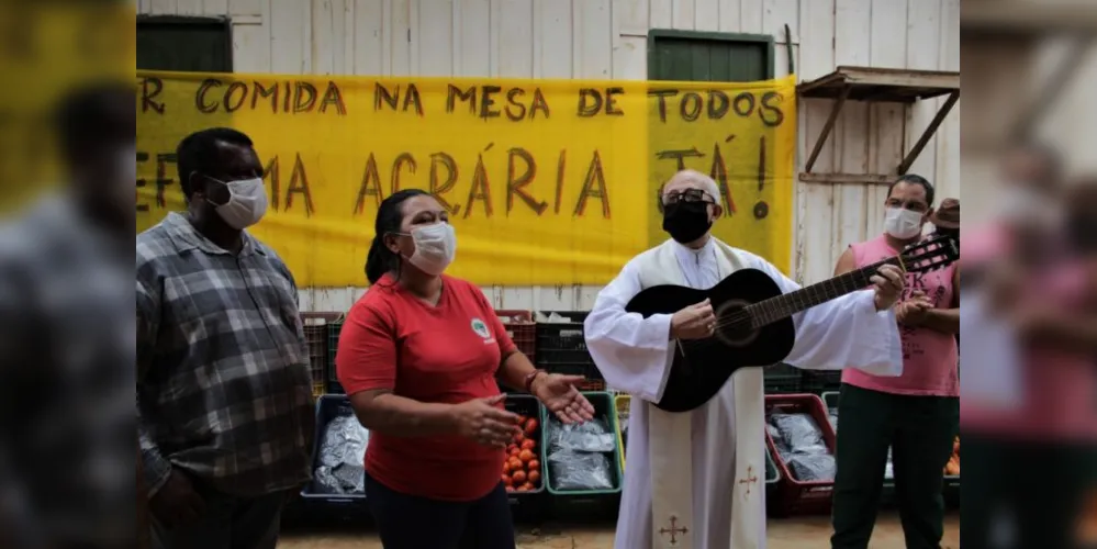 Dom Sergio Arthur Braschi, Bispo da Diocese de Ponta Grossa, esteve na comunidade durante a pandemia