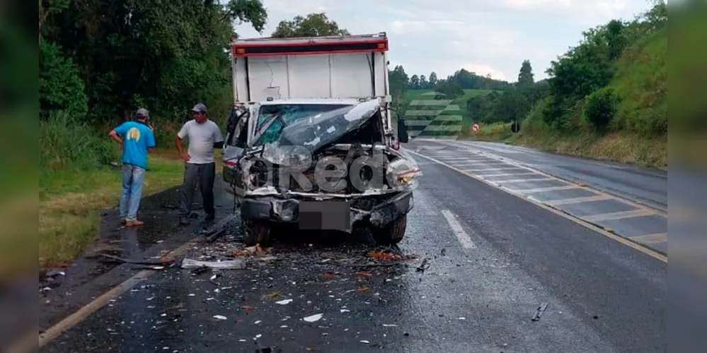 Não há informações se os ocupantes do caminhão ficaram feridos