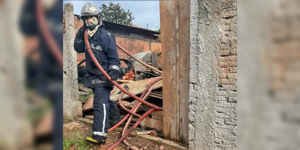 Imagem ilustrativa da imagem Casa e veículos são destruídos durante incêndio em Castro