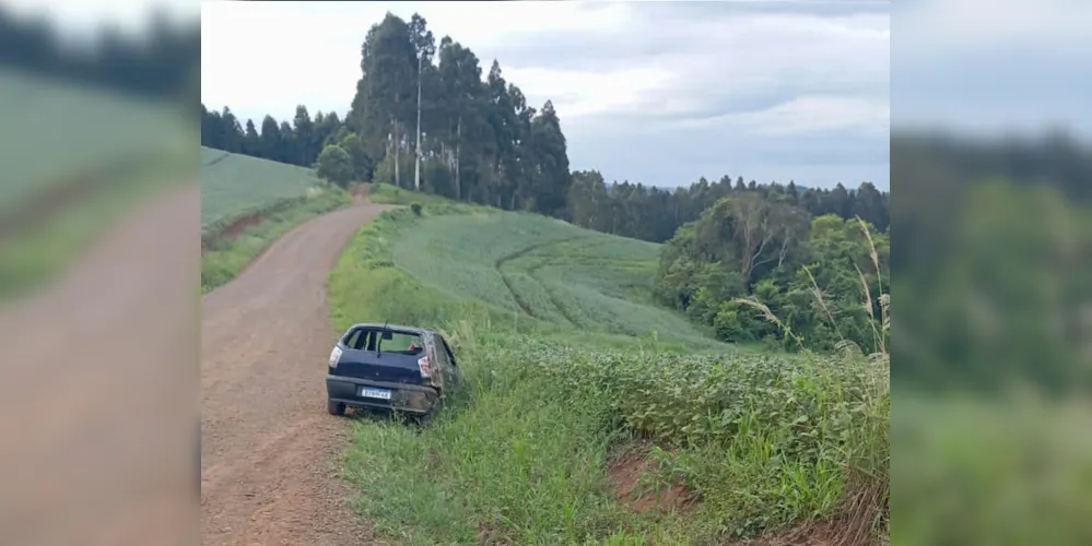 Motorista perdeu o controle do veículo devido a pedras soltas na via e colidiu com o barranco por duas vezes