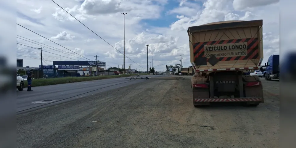 Caminhão estaria dando a ré quando atingiu o poste que acabou caindo