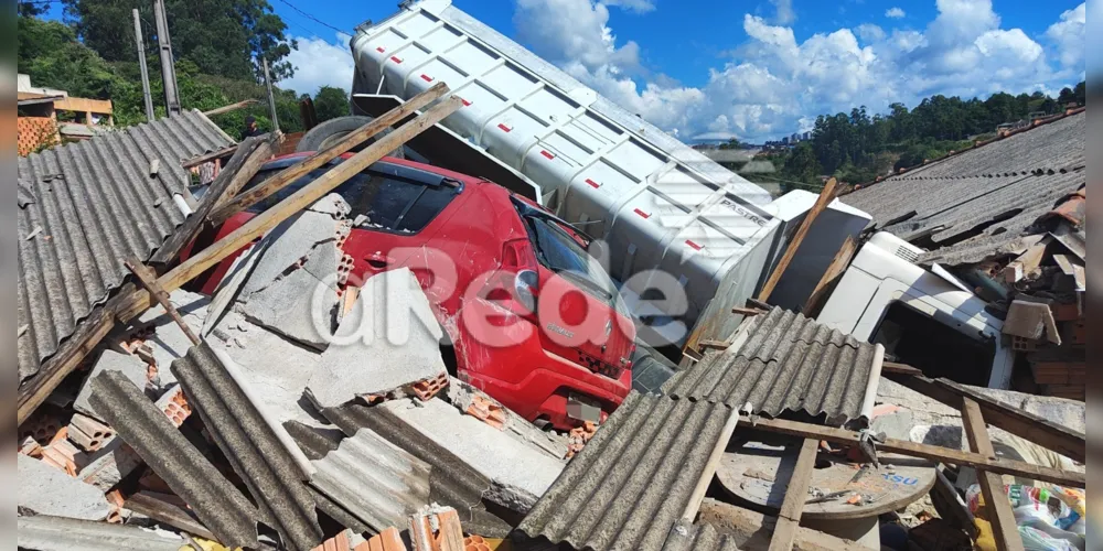 Um automóvel Renault Sandero foi atingido no acidente e ficou danificado