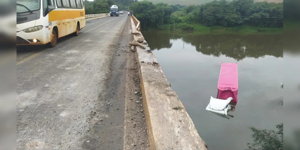 Imagem ilustrativa da imagem Caminhão cai no Rio Tibagi após colidir com proteção da rodovia