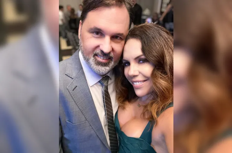 Na próxima sexta-feira, dia 26 de abril, será o momento de felicitar o contabilista Fernando Rodrigo Marques pela passagem do seu aniversário. Rodeado pelo carinho da sua esposa Nadja e das filhas Gabriela e Lívia, é na intimidade familiar que ele encontra o suporte necessário para enfrentar os desafios da sua profissão. Reconhecido pela sua dedicação e competência na área empresarial, Fernando detém a confiança de importantes empresas na cidade e região. Na foto, vemos Fernando ao lado da sua esposa Nadja Marques, compartilhando um momento de afeto e cumplicidade. Da coluna RC, enviamos nossos mais sinceros votos de felicidades e realizações. receberá as felicitações pela passagem de seu aniversário nesta quarta-feira (26). Rodeado pelo carinho da esposa Nadja e das filhas Gabriela e Lívia, é na intimidade familiar que ele garante o
carinho necessário para vencer os embates da profissão. Respeitado pela seriedade e trabalho na área empresarial, detém a conta de importantes empresas na cidade e região. No registro,
Fernando e sua esposa Nadja Marques. Da coluna RC os votos felicidades e realizações.