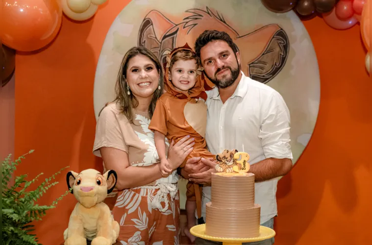 O garotão Bento Issakowicz Migliorini, filho do casal Junior e Rosana Migliorini, completou seu terceiro ano de vida na última terça-feira, dia 5. Que este novo ano seja repleto de descobertas, alegrias e momentos especiais ao lado de sua família. Da coluna RC, enviamos nossos votos calorosos de felicidade e realizações para o pequeno Bento.