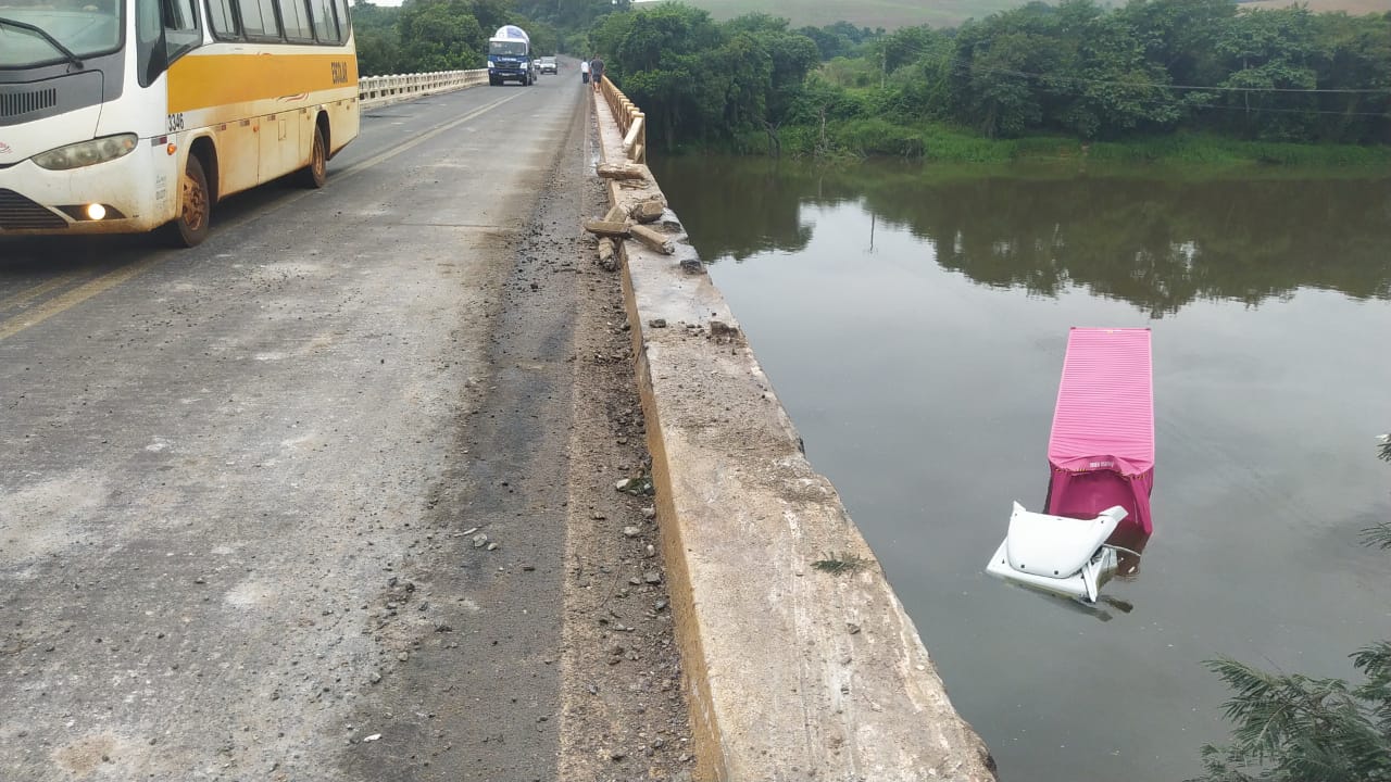 Imagem ilustrativa da imagem Caminhão cai no Rio Tibagi após colidir com proteção da rodovia