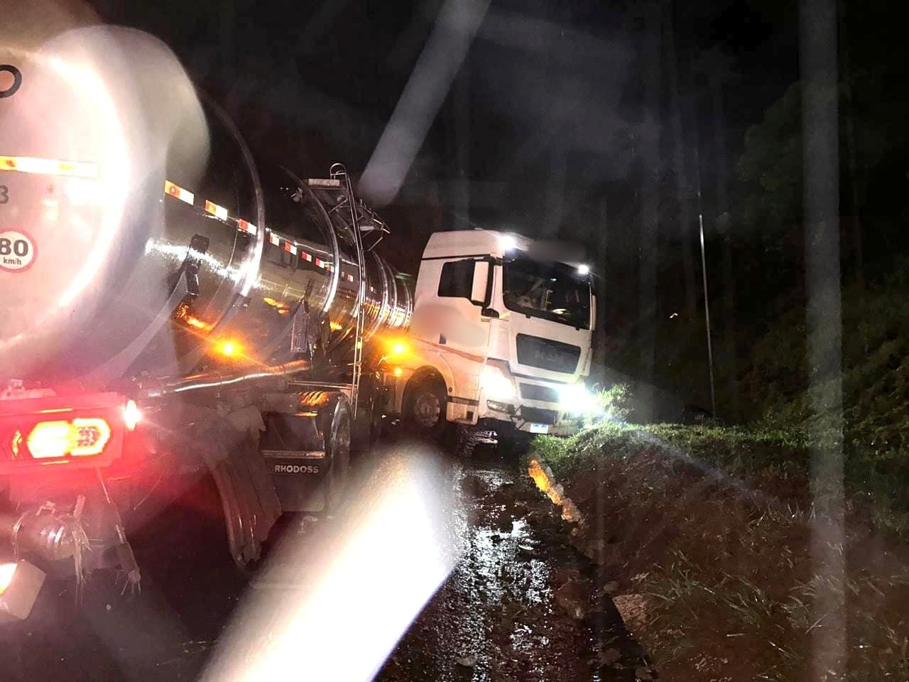 Um grave acidente foi registrado na noite dessa segunda-feira (22) na rodovia BR-373, no trecho conhecido como Curva do Flor da Serra, em Coronel Vivida