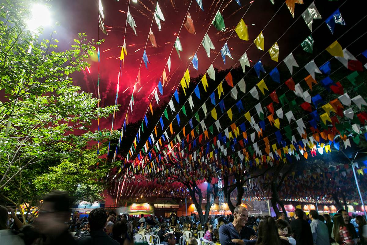 A decoração junina é uma característica marcante das festas.