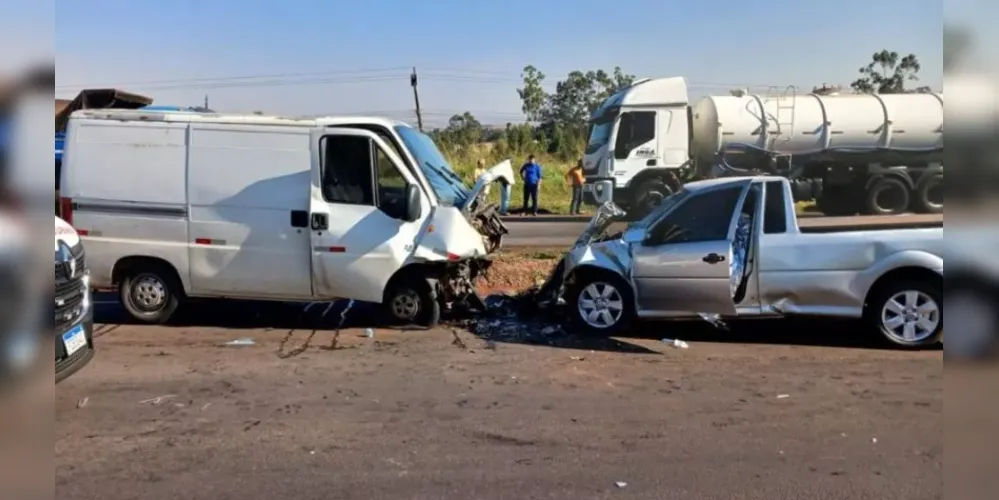 Veículos ficaram totalmente destruídos