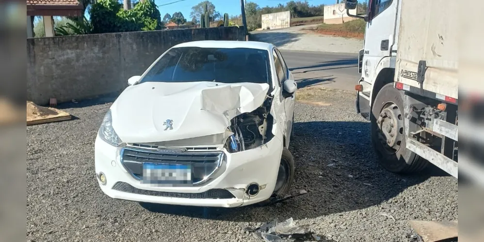 Peugeot 208 atingido pelo caminhão