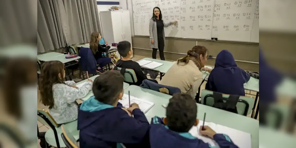 A professora Suelem Furlanetto dentro de sala de aula na Escola Municipal Rio Grande do Sul
