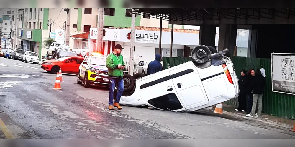 Um dos carros veio a capotar, após o acidente