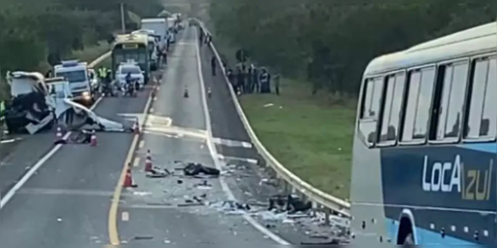 Quatro pessoas morreram e ao menos seis ficaram feridas em colisão frontal entre um ônibus e um micro-ônibus na Rodovia Irineu Penteado em Ipeúna