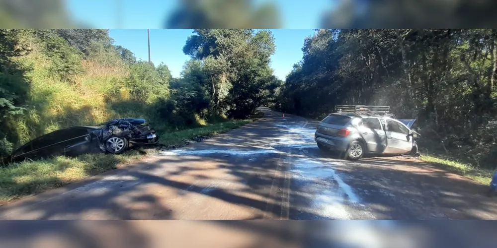 Um dos carros ficou na rodovia, após o acidente de trânsito