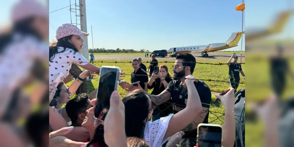 Cantor desembarcou no Aeroporto de Paranavaí e conversou com fãs