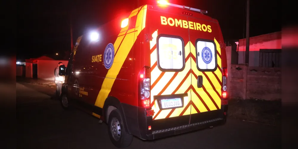 A equipe de socorristas do Siate, do Corpo de Bombeiros, atendeu a vítima no local