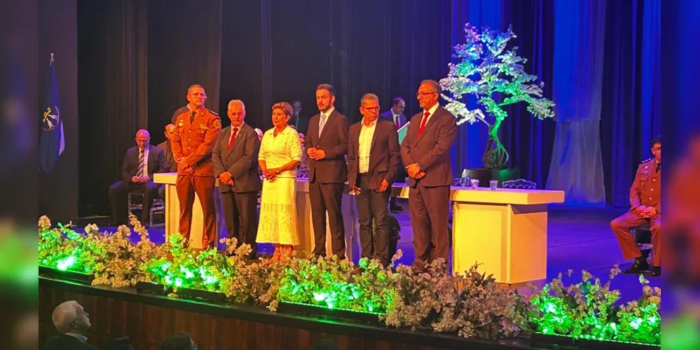 A prefeita Elizabeth Schmidt compôs a mesa que entregou as homenagens