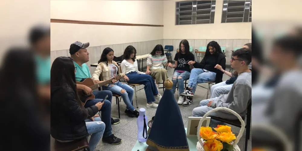 Na Paróquia Nossa Senhora do Perpétuo Socorro, o grupo de jovens também comemora.