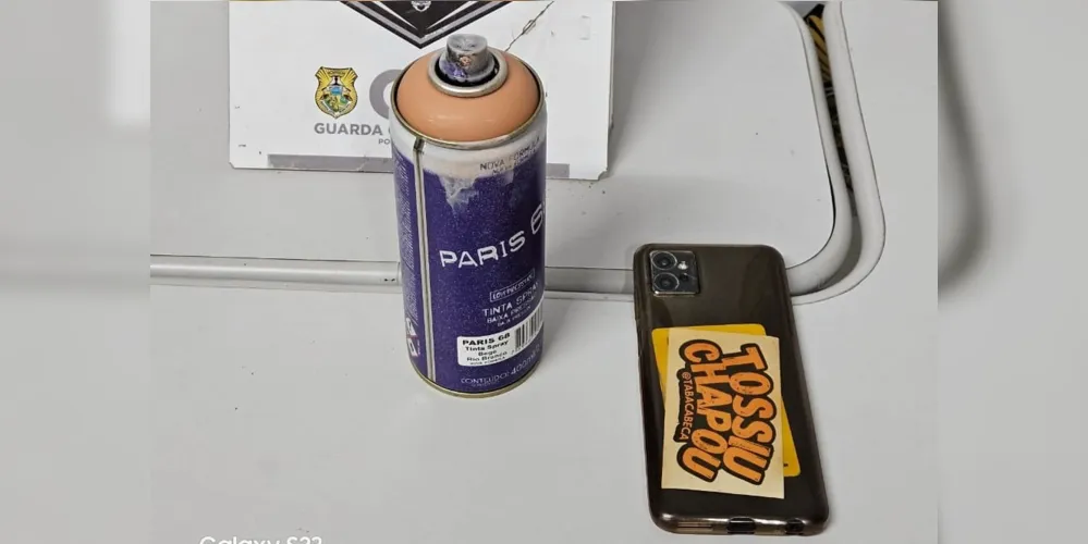 Uma lata de tinta em spray e um celular foram apreendidos
