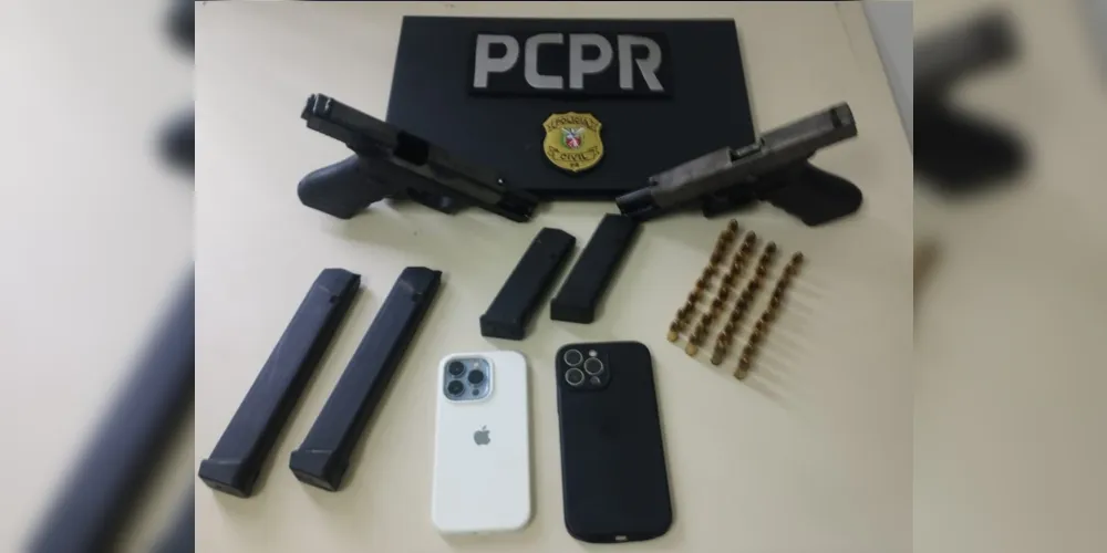 Polícia também localizou pistolas, munições, celulares e carregadores