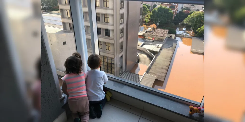Casal acompanhava o avanço do Rio dos Sinos pela janela do apartamento