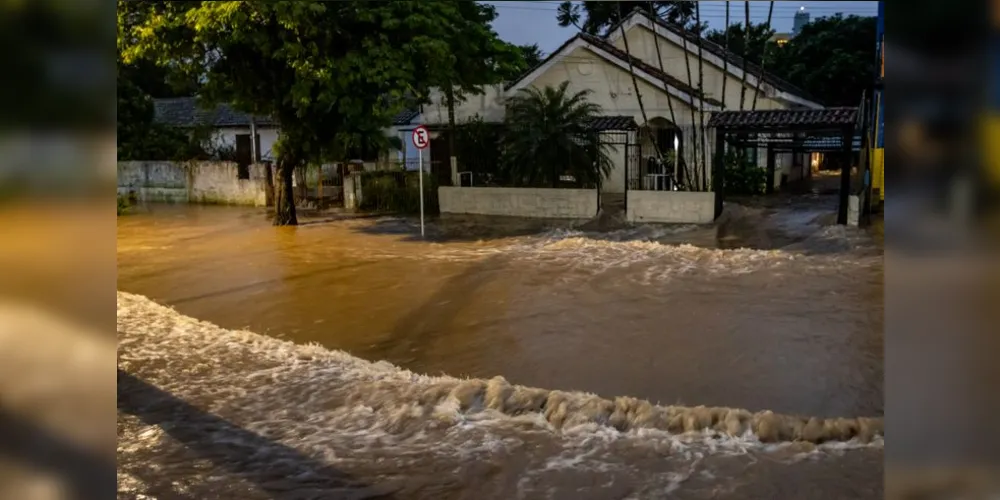 Moradores do bairro de Cavalhadas em Porto Alegre tiveram que sair de casa